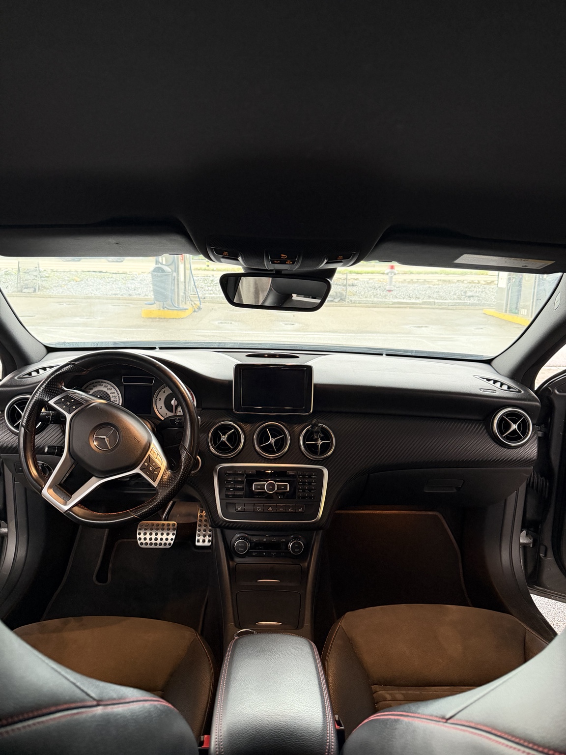 Komplettes Cockpit und Armaturenbrett der Mercedes-Benz A-Klasse