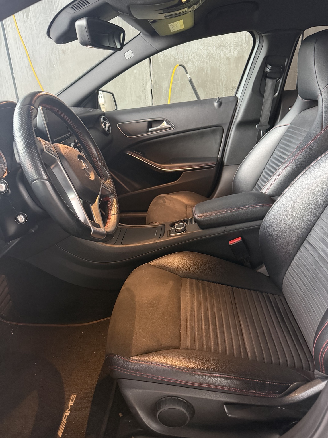 Cockpit und Fahrersitz der Mercedes-Benz A-Klasse