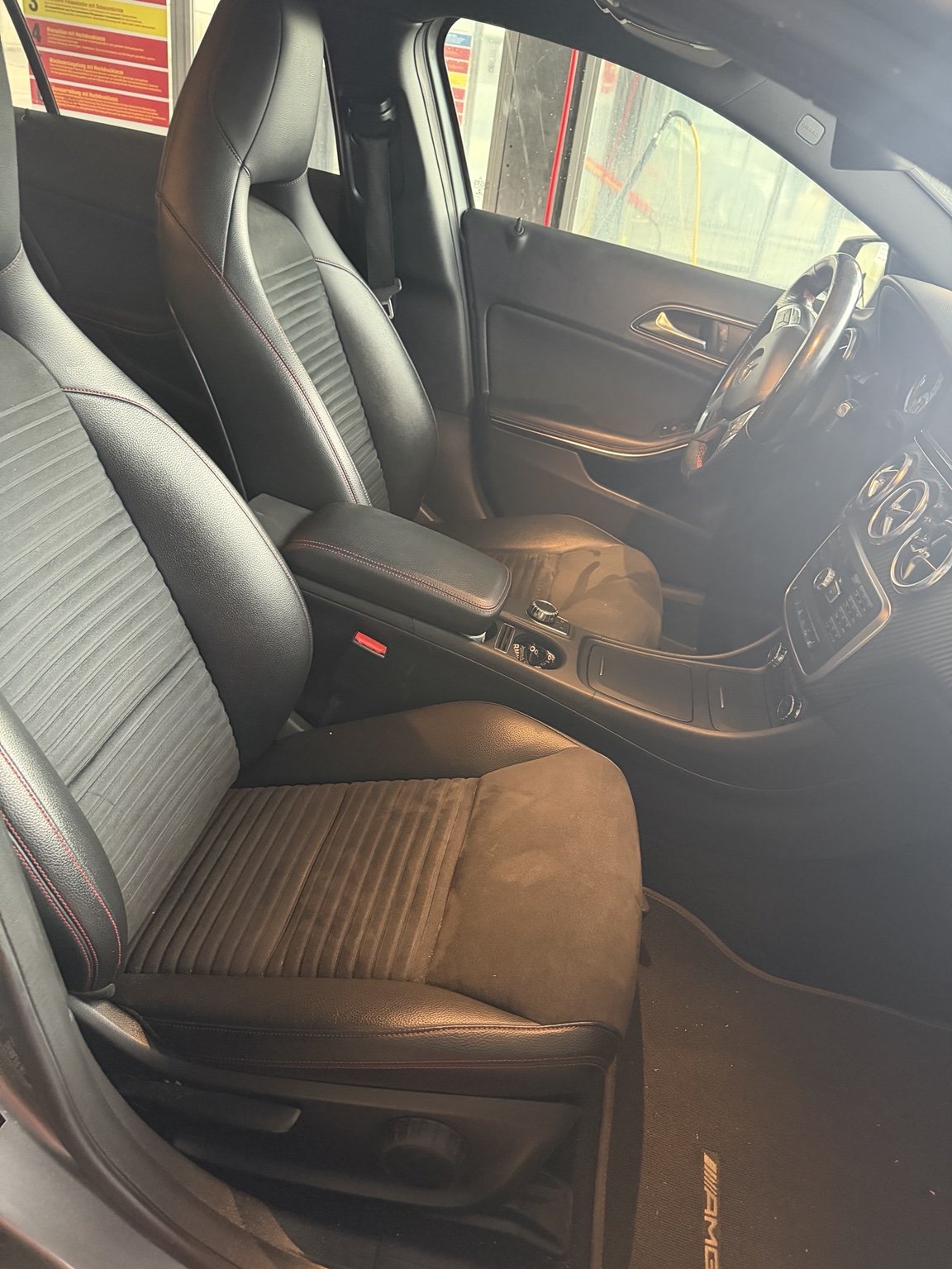 Vordersitze und Mittelkonsole der Mercedes-Benz A-Klasse